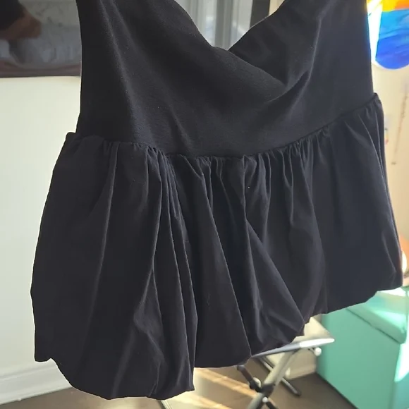 PrettyLittleThing Black Ruffled Crop Top - Picture 5 of 5